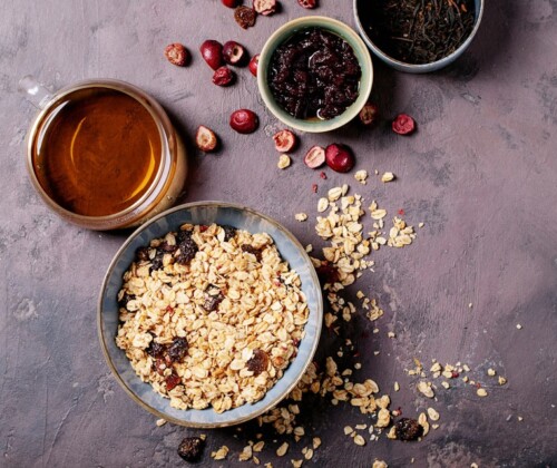 Avena orgánica en desayuno saludable con frutas y semillas beneficios digestión y energía